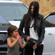  Kourtney Kardashian, son fils Mason, et ses soeurs Kim Kardashian (enceinte), Khloe Kardashian et Kylie Jenner se rendent au bowling lors du tournage de leur t&eacute;l&eacute;-r&eacute;alit&eacute; "Keeping Up with the Kardashians" &agrave; Calabasas, le 1er juillet 2015  