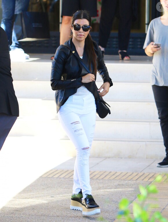 Kourtney Kardashian à la sortie de chez Barneys New York avec son fils Reign et des amies à Beverly Hills, le 25 juin 2015.  
