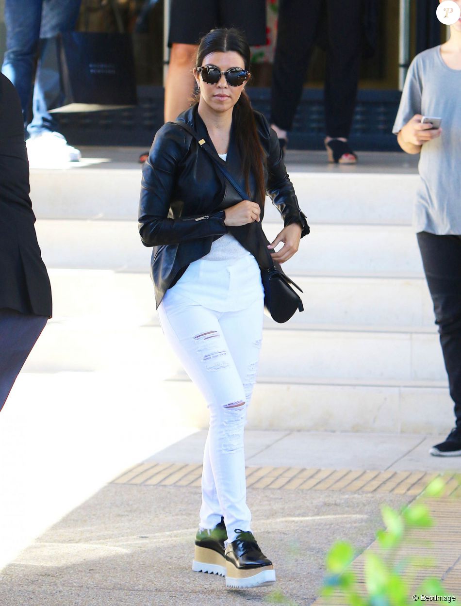  Kourtney Kardashian &amp;agrave; la sortie de chez Barneys New York avec son fils Reign et des amies &amp;agrave; Beverly Hills, le 25 juin 2015.&amp;nbsp;  