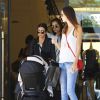 Kourtney Kardashian à la sortie de chez Barneys New York avec son fils Reign et des amies à Beverly Hills, le 25 juin 2015. 