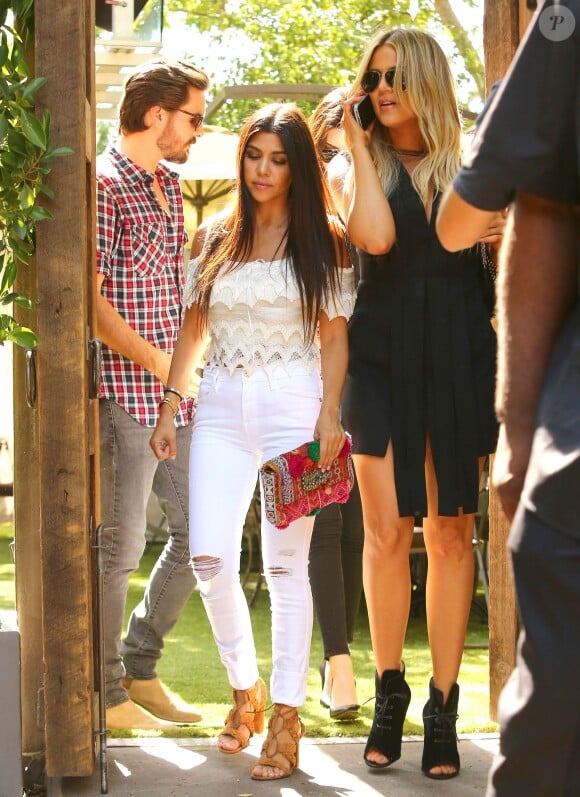 Kourtney Kardashian, son compagnon Scott Disick et ses soeurs Kendall Jenner et Khloe Kardashian sur le tournage de leur télé-réalité "Keeping Up With The Kardashians" à Calabasas, le 23 juin 2015 