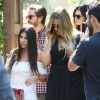 Kourtney Kardashian, son compagnon Scott Disick et ses soeurs Kendall Jenner et Khloe Kardashian sur le tournage de leur télé-réalité "Keeping Up With The Kardashians" à Calabasas, le 23 juin 2015. 