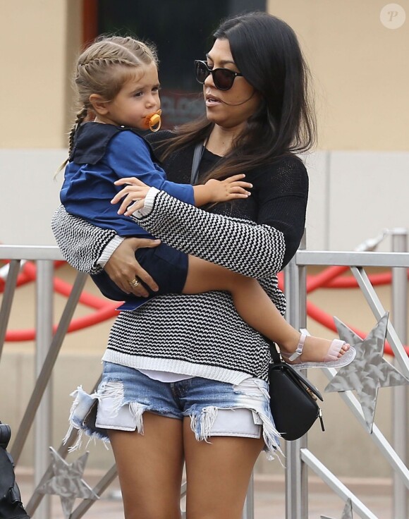 Exclusif - Kourtney Kardashian, ses enfants Mason et Penelope Disick et des amis se rendent au parc d'attractions Universal Studios à Universal City, le 12 juin 2015. Son bébé Reign Disick lui est resté à la maison.  