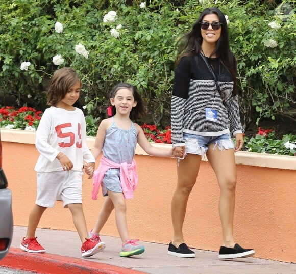 Exclusif - Kourtney Kardashian, ses enfants Mason et Penelope Disick et des amis se rendent au parc d'attractions Universal Studios à Universal City, le 12 juin 2015. Son bébé Reign Disick lui est resté à la maison. 