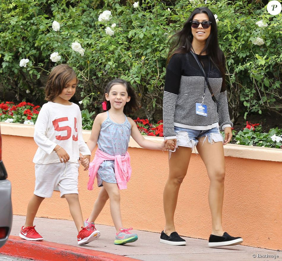  Exclusif - Kourtney Kardashian, ses enfants Mason et Penelope Disick et des amis se rendent au parc d&#039;attractions Universal Studios &amp;agrave; Universal City, le 12 juin 2015. Son b&amp;eacute;b&amp;eacute; Reign Disick lui est rest&amp;eacute; &amp;agrave; la maison.  