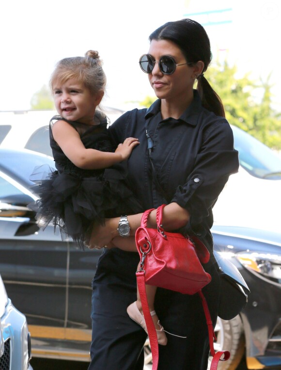 Kourtney Kardashian et sa fille Penelope Disick - Kim et Kourtney Kardashian emmènent leurs filles North West et Penelope à la danse le 28 mai 2015.  