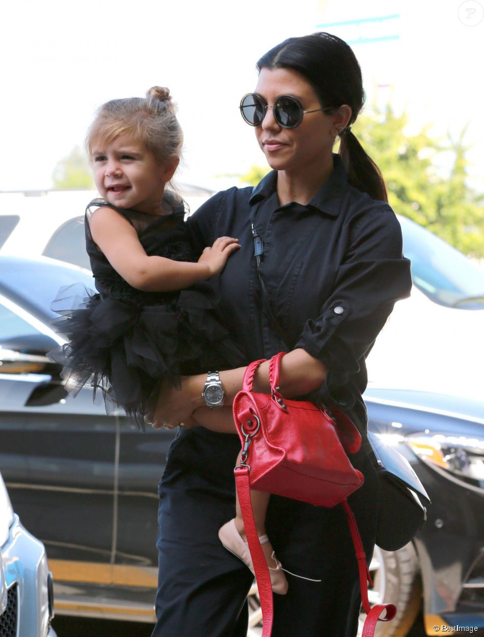  Kourtney Kardashian et sa fille Penelope Disick - Kim et Kourtney Kardashian emm&amp;egrave;nent leurs filles North West et Penelope &amp;agrave; la danse le 28 mai 2015.&amp;nbsp;  