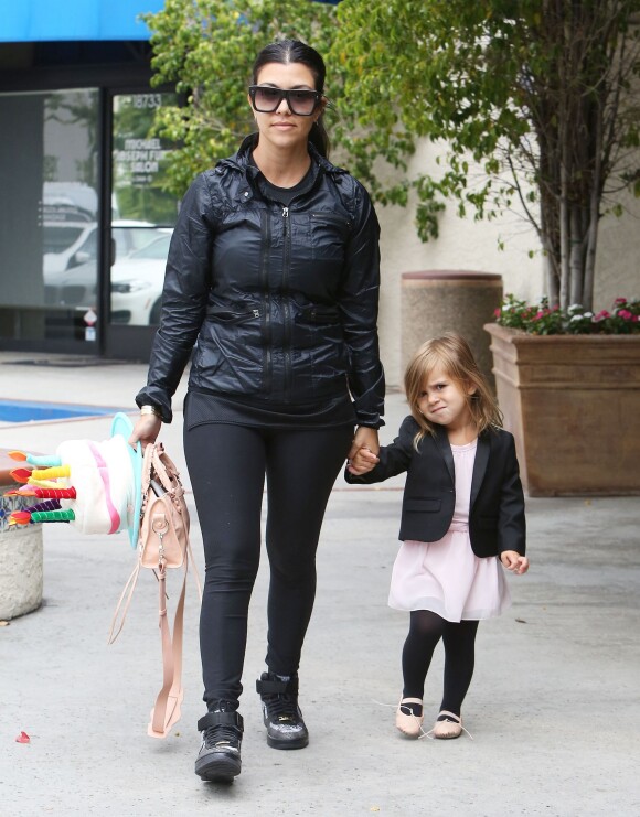 Kim Kardashian et Kourtney Kardashian emmènent leurs filles North et Penelope à leur cours de danse à Tarzana. La petite North est habillée comme sa maman. Le 21 mai 2015 