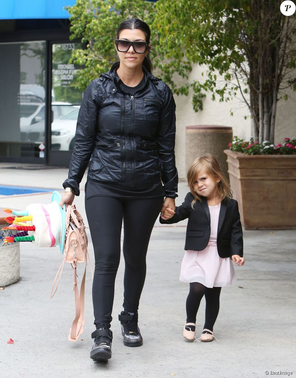  Kim Kardashian et Kourtney Kardashian emm&amp;egrave;nent leurs filles North et Penelope &amp;agrave; leur cours de danse &amp;agrave; Tarzana. La petite North est habill&amp;eacute;e comme sa maman. Le 21 mai 2015  