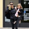 Kourtney Kardashian et sa fille Penelope - Kourtney Kardashian et sa fille Penelope retrouvent Scott Disick après le cours de danse de la petite à Tarzana le 21 mai 2015.  