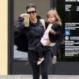 Kourtney Kardashian et sa fille Penelope - Kourtney Kardashian et sa fille Penelope retrouvent Scott Disick apr&egrave;s le cours de danse de la petite &agrave; Tarzana le 21 mai 2015.&nbsp;  