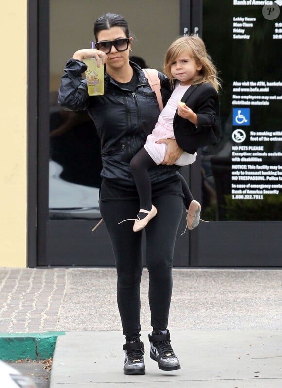 Kourtney Kardashian et sa fille Penelope - Kourtney Kardashian et sa fille Penelope retrouvent Scott Disick après le cours de danse de la petite à Tarzana le 21 mai 2015.  