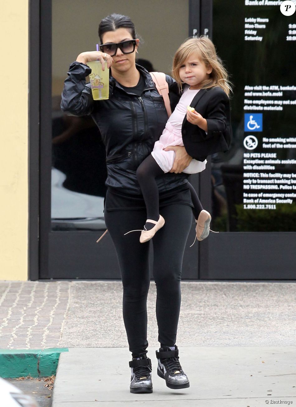  Kourtney Kardashian et sa fille Penelope - Kourtney Kardashian et sa fille Penelope retrouvent Scott Disick apr&amp;egrave;s le cours de danse de la petite &amp;agrave; Tarzana le 21 mai 2015.&amp;nbsp;  