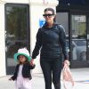 Kourtney Kardashian et sa fille Penelope Disick - Kim Kardashian et sa soeur Kourtney emmènent leurs filles North West et Penelope au cours de danse à Tarzana le 21 mai 2015. 