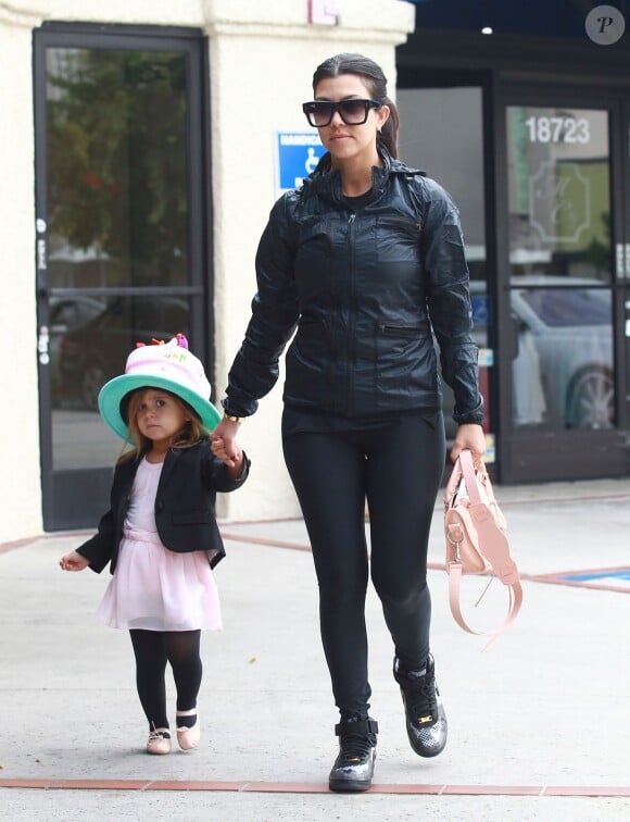 Kourtney Kardashian et sa fille Penelope Disick - Kim Kardashian et sa soeur Kourtney emmènent leurs filles North West et Penelope au cours de danse à Tarzana le 21 mai 2015. 