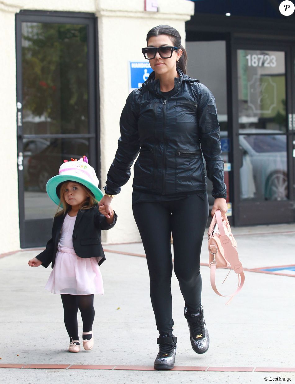  Kourtney Kardashian et sa fille Penelope Disick - Kim Kardashian et sa soeur Kourtney emm&amp;egrave;nent leurs filles North West et Penelope au cours de danse &amp;agrave; Tarzana le 21 mai 2015.  