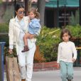 Kourtney Kardashian fait du shopping chez Toy Crazy avec ses enfants Mason et Penelope &agrave; Malibu, le 16 mai 2015  