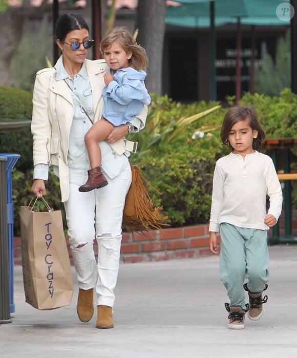 Kourtney Kardashian fait du shopping chez Toy Crazy avec ses enfants Mason et Penelope à Malibu, le 16 mai 2015 