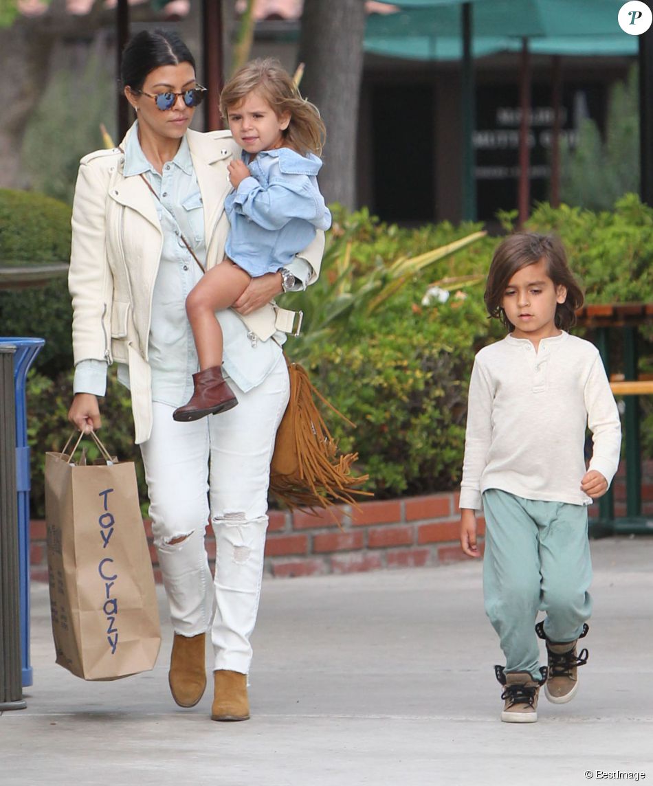  Kourtney Kardashian fait du shopping chez Toy Crazy avec ses enfants Mason et Penelope &amp;agrave; Malibu, le 16 mai 2015  