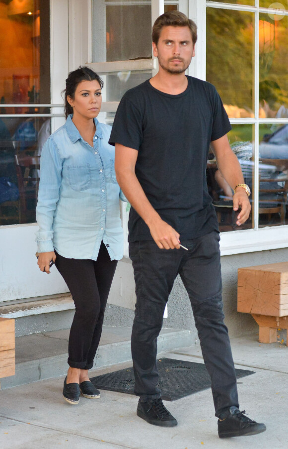 Kourtney Kardashian enceinte et son compagnon Scott Disick vont dîner au restaurant Suzi Zuki à Water Mill, le 10 août 2014. 