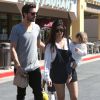 Kourtney Kardashian et son mari Scott Disick vont déjeuner au restaurant avec leurs enfants Mason et Penelope à Calabasas, le 9 mars 2014. P