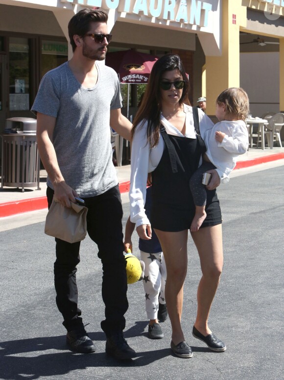 Kourtney Kardashian et son mari Scott Disick vont déjeuner au restaurant avec leurs enfants Mason et Penelope à Calabasas, le 9 mars 2014. P