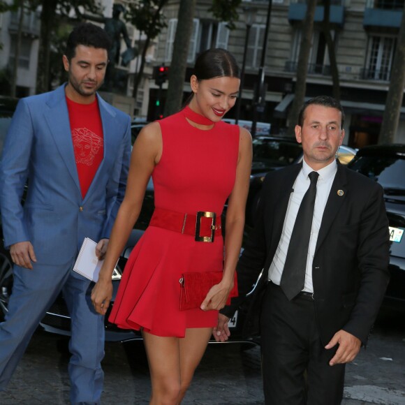 Irina Shayk arrive au Palais Galliera pour assister au deuxième gala de la Vogue Paris Foundation. Paris, le 6 juillet 2015.