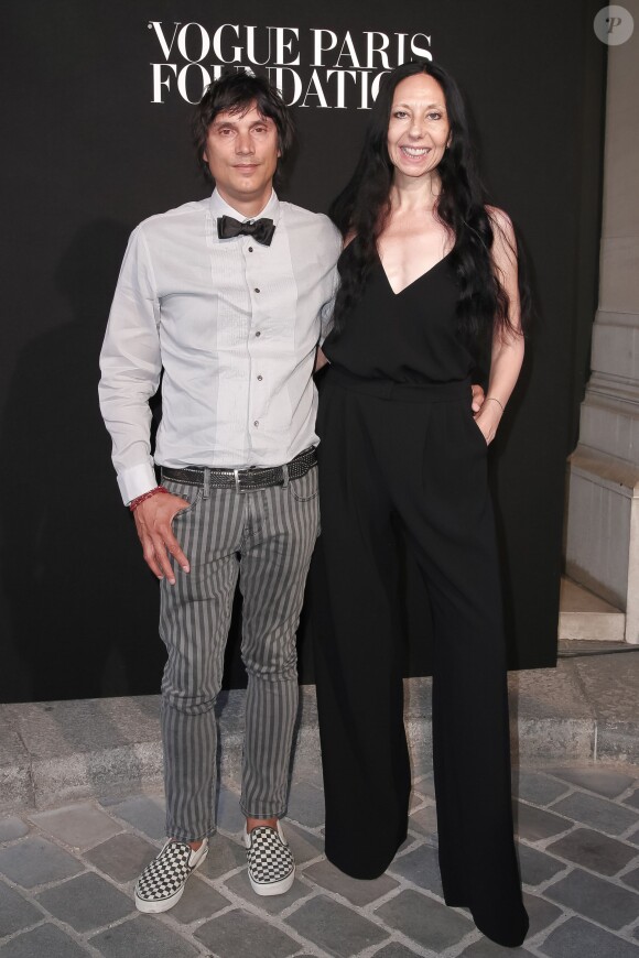 Les photographes Vinood Matadin et Inez Lamsweerde assistent au deuxième gala de la Vogue Paris Foundation au Palais Galliera. Paris, le 6 juillet 2015.