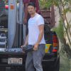 Exclusif - Josh Duhamel reçoit des appareils de musculation à son domicile à Brentwood, le 23 juin 2015.