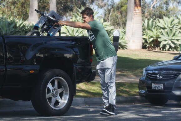 Exclusif - Josh Duhamel part en vélo avec son fils Axl prendre son petit déjeuner à Los Angeles le 20 juin 2015