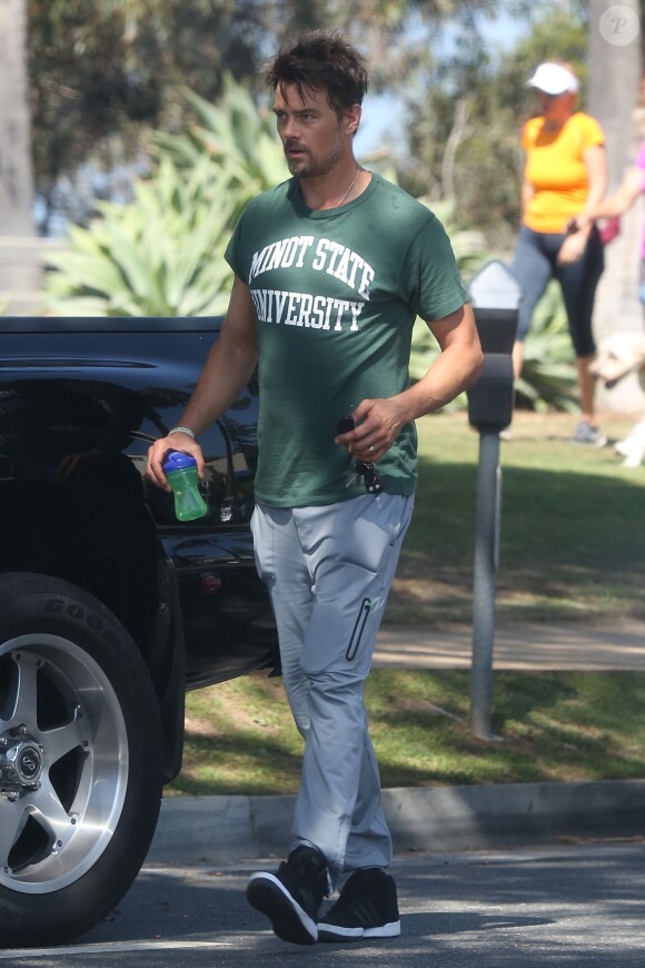 Exclusif - Josh Duhamel part en vélo avec son fils Axl prendre son petit déjeuner à Los Angeles le 20 juin 2015
