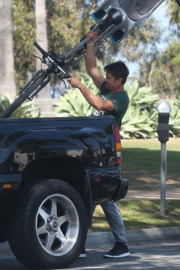 Exclusif - Josh Duhamel part en vélo avec son fils Axl prendre son petit déjeuner à Los Angeles le 20 juin 2015