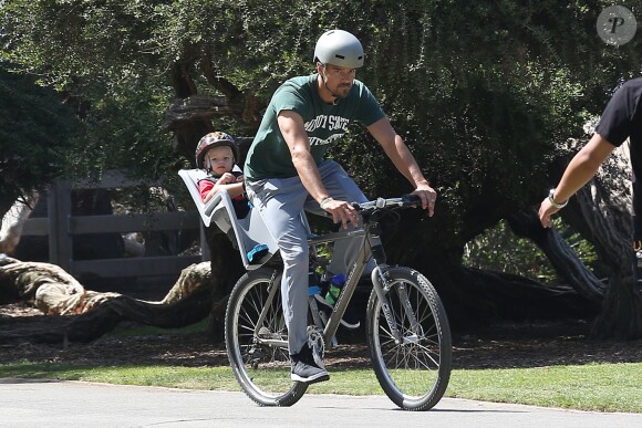 Exclusif - Josh Duhamel part en vélo avec son fils Axl prendre son petit déjeuner à Los Angeles le 20 juin 2015