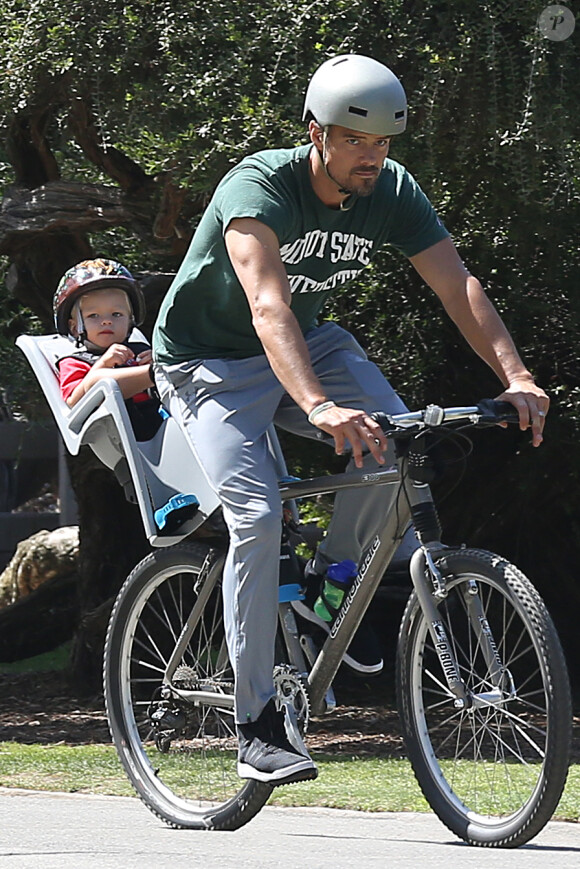 Exclusif - Josh Duhamel part en vélo avec son fils Axl prendre son petit déjeuner à Los Angeles le 20 juin 2015