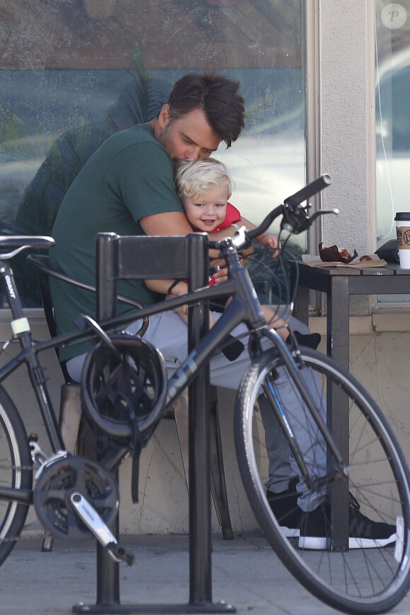 Exclusif - Josh Duhamel part en vélo avec son fils Axl prendre son petit déjeuner à Los Angeles le 20 juin 2015