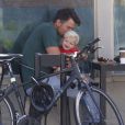  Exclusif - Josh Duhamel part en v&eacute;lo avec son fils Axl prendre son petit d&eacute;jeuner &agrave; Los Angeles le 20 juin 2015  