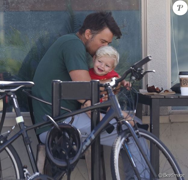 Exclusif - Josh Duhamel part en vélo avec son fils Axl prendre son petit déjeuner à Los Angeles le 20 juin 2015