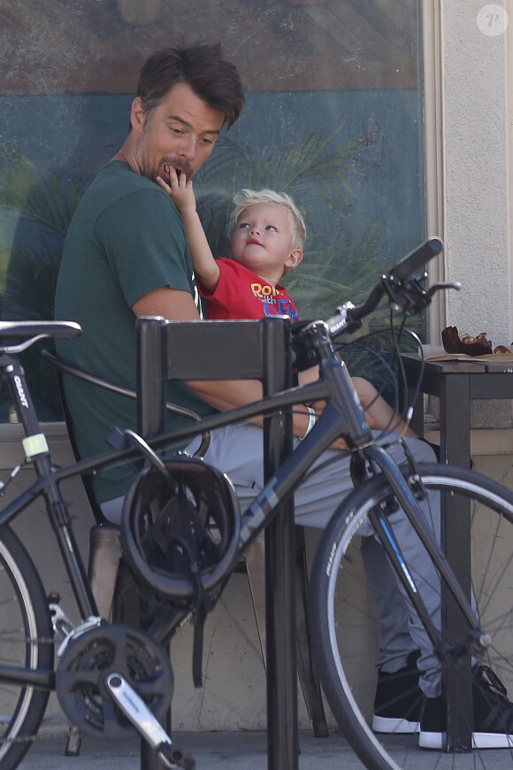 Exclusif - Josh Duhamel part en vélo avec son fils Axl prendre son petit déjeuner à Los Angeles le 20 juin 2015