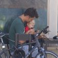  Exclusif - Josh Duhamel part en v&eacute;lo avec son fils Axl prendre son petit d&eacute;jeuner &agrave; Los Angeles le 20 juin 2015 