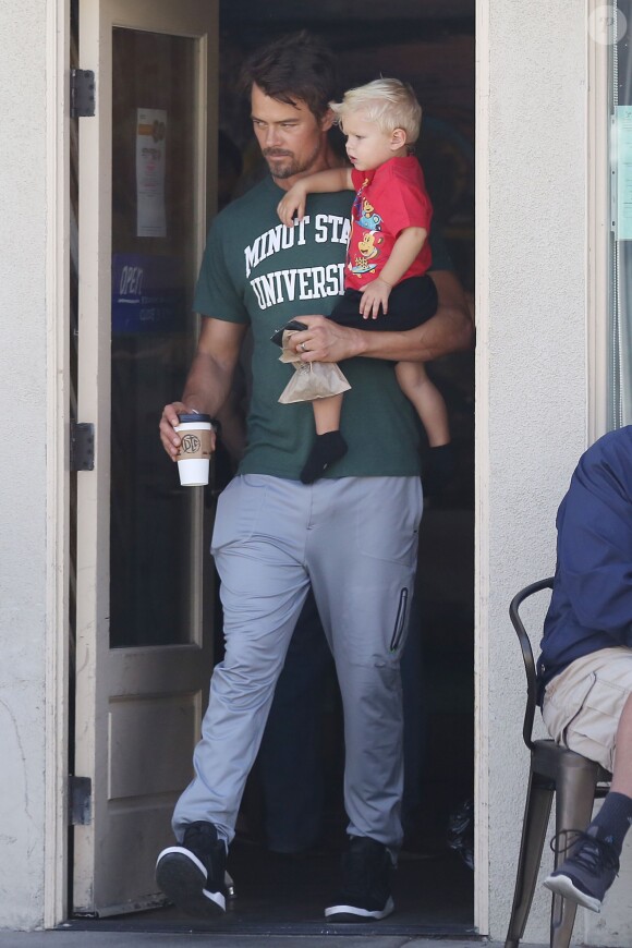 Exclusif - Josh Duhamel part en vélo avec son fils Axl prendre son petit déjeuner à Los Angeles le 20 juin 2015