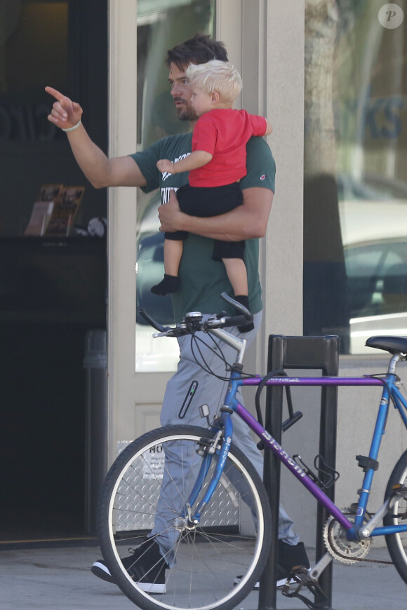 Exclusif - Josh Duhamel part en vélo avec son fils Axl prendre son petit déjeuner à Los Angeles le 20 juin 2015