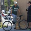 Exclusif - Josh Duhamel part en vélo avec son fils Axl prendre son petit déjeuner à Los Angeles le 20 juin 2015