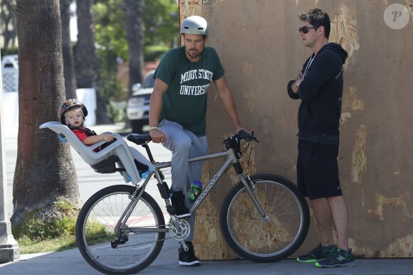 Exclusif - Josh Duhamel part en vélo avec son fils Axl prendre son petit déjeuner à Los Angeles le 20 juin 2015
