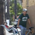  Exclusif - Josh Duhamel part en v&eacute;lo avec son fils Axl prendre son petit d&eacute;jeuner &agrave; Los Angeles le 20 juin 2015 