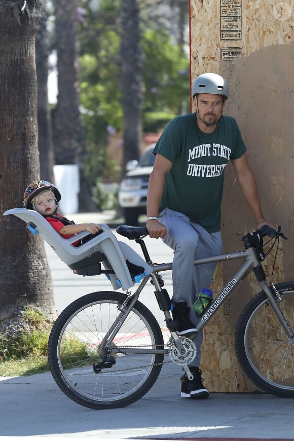 Exclusif - Josh Duhamel part en vélo avec son fils Axl prendre son petit déjeuner à Los Angeles le 20 juin 2015