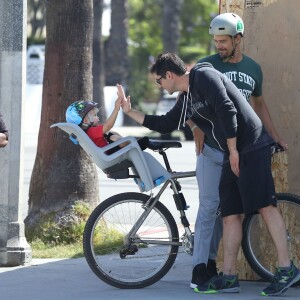 Exclusif - Josh Duhamel part en vélo avec son fils Axl prendre son petit déjeuner à Los Angeles le 20 juin 2015