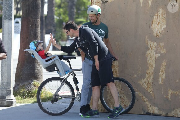 Exclusif - Josh Duhamel part en vélo avec son fils Axl prendre son petit déjeuner à Los Angeles le 20 juin 2015