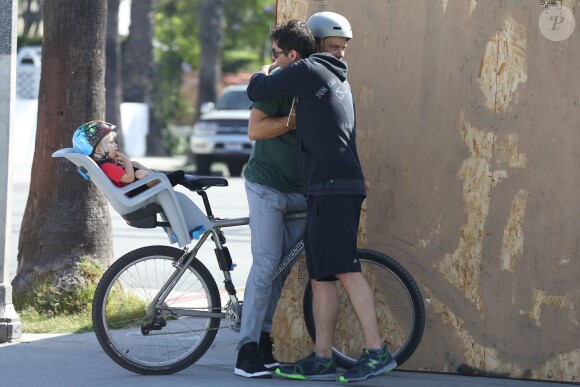 Exclusif - Josh Duhamel part en vélo avec son fils Axl prendre son petit déjeuner à Los Angeles le 20 juin 2015