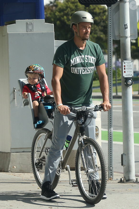 Exclusif - Josh Duhamel part en vélo avec son fils Axl prendre son petit déjeuner à Los Angeles le 20 juin 2015
