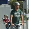 Exclusif - Josh Duhamel part en vélo avec son fils Axl prendre son petit déjeuner à Los Angeles le 20 juin 2015 